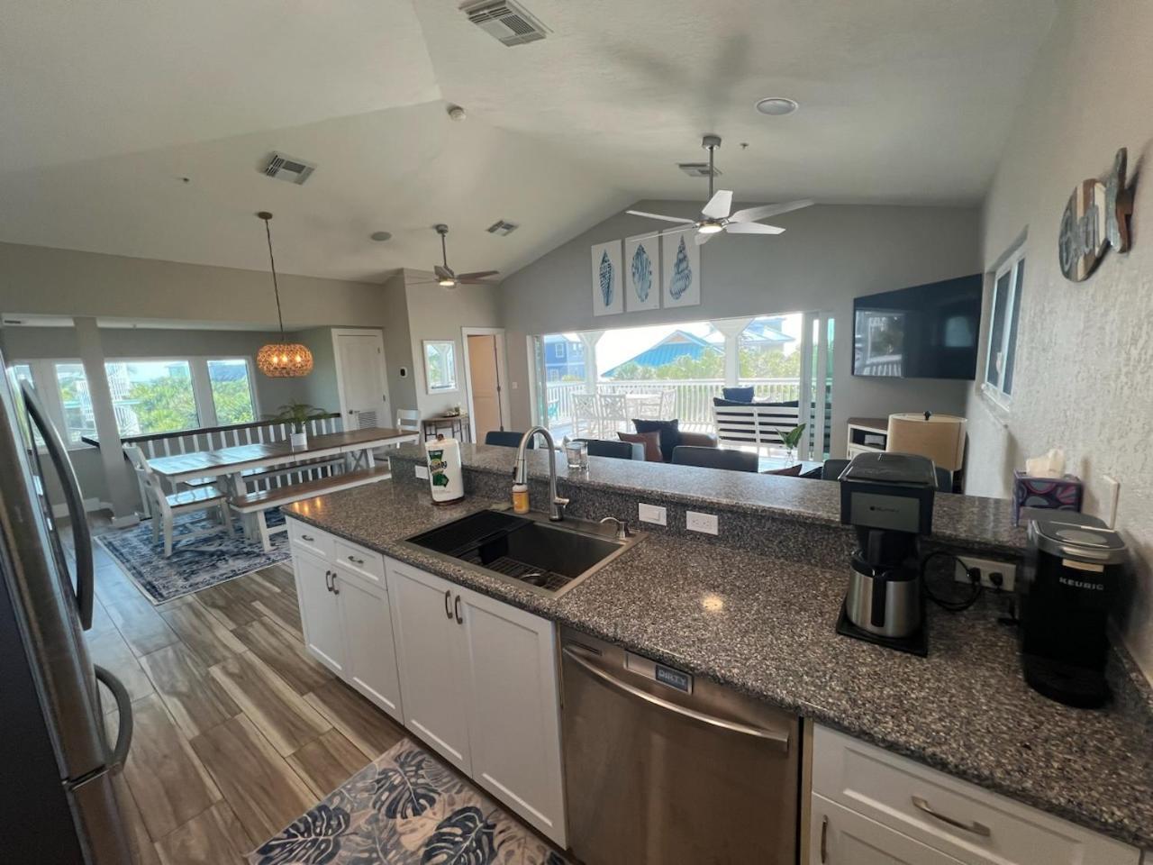 Coconut Castaway - Ocean Views, Walk To Beach, Golf Cart, Club Pool Holiday home *