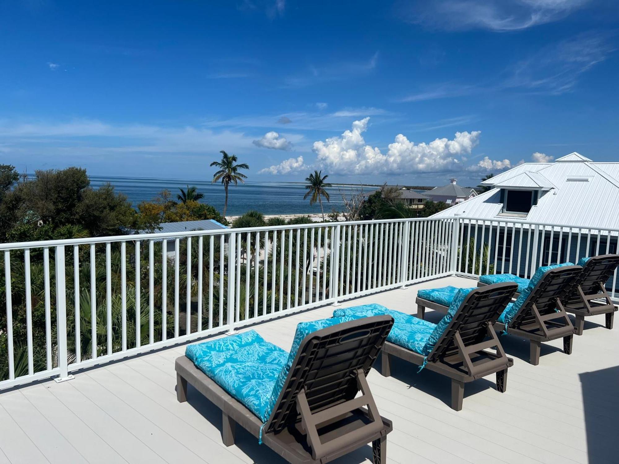 Holiday home Coconut Castaway - Ocean Views, Walk To Beach, Golf Cart, Club Pool *