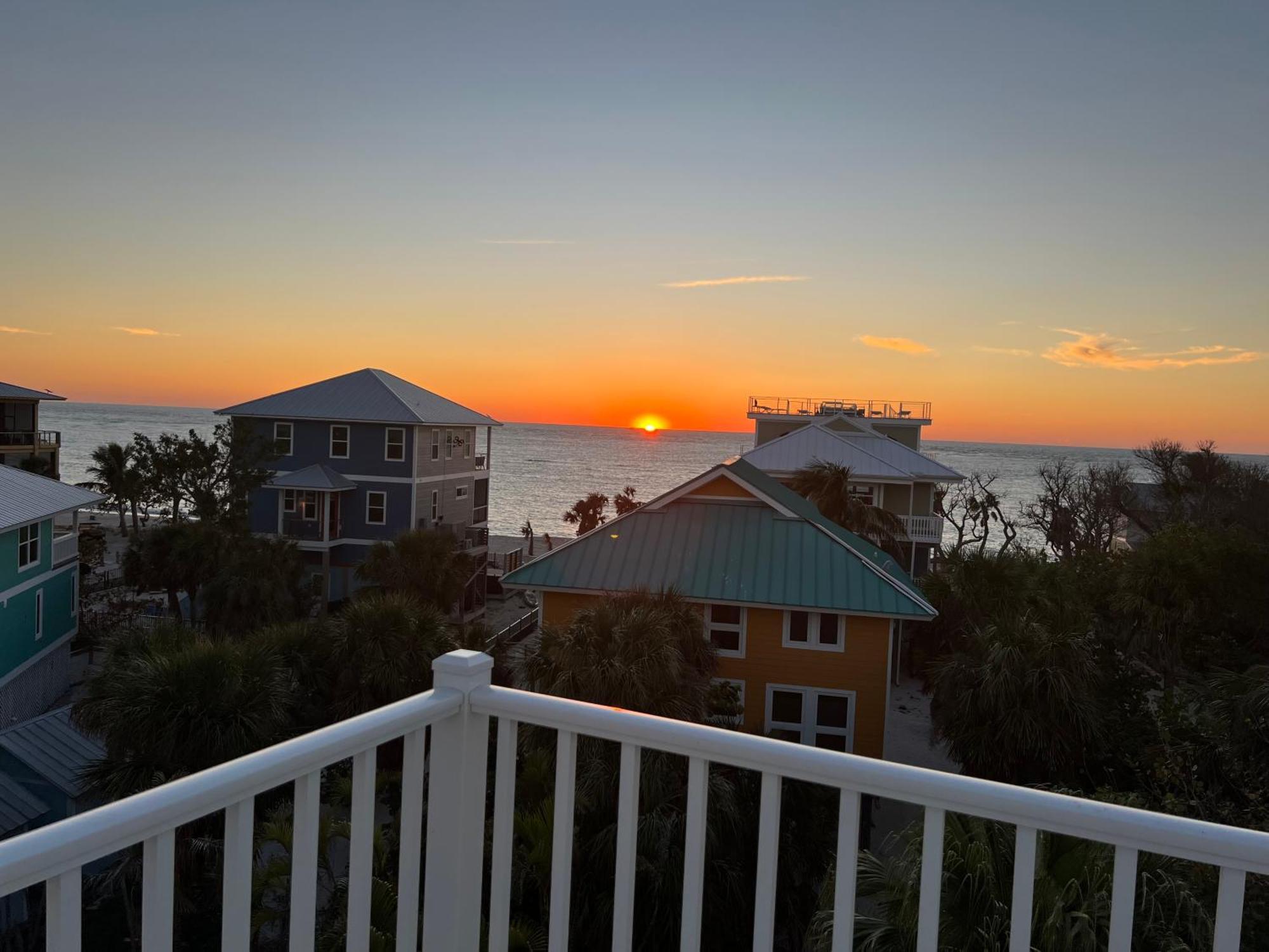 Coconut Castaway - Ocean Views, Walk To Beach, Golf Cart, Club Pool *